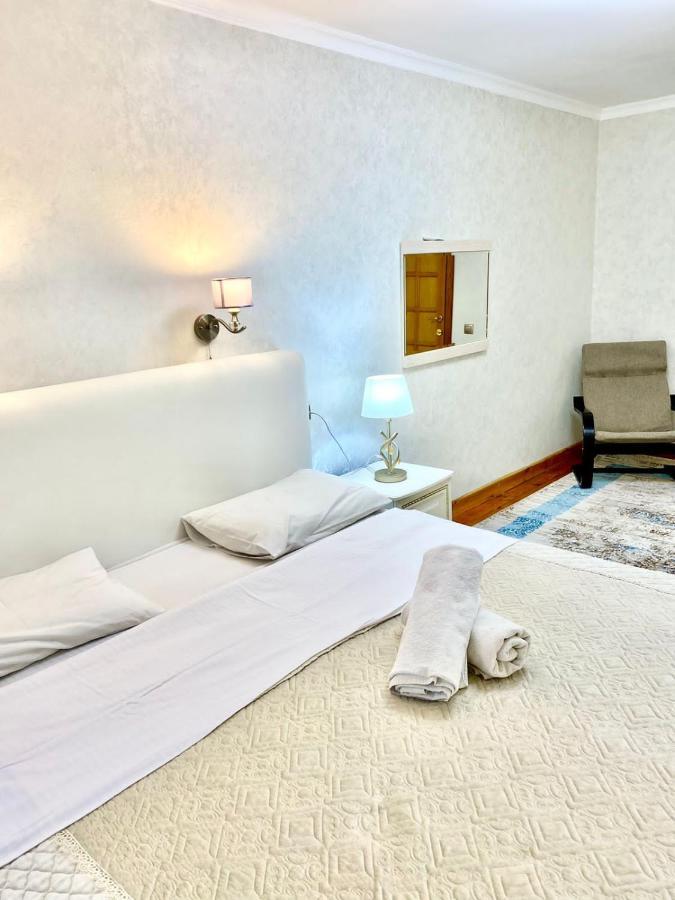 Просторная 3 Комнатная Квартира На Арбате Leilighet Almaty Eksteriør bilde